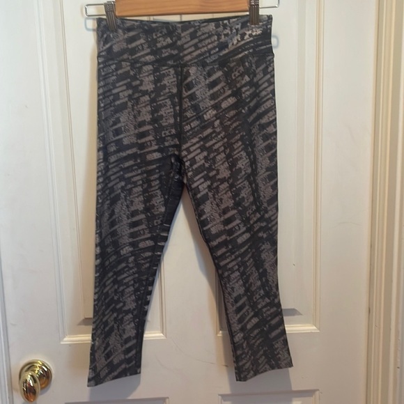 Under Armour ⭐️black and grey leggings - Picture 1 of 5